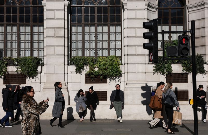 UK Private-Sector Pay Deals Stall Despite Record Minimum Wage Boost
