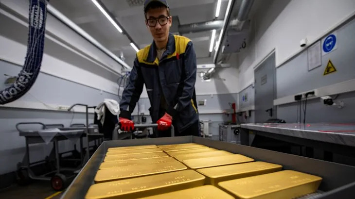 Gold vaults $3,000 in rush for safety from market, political worry