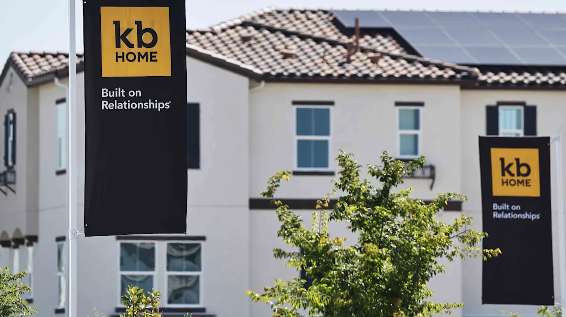 Homebuilder Stocks Buck Market Selloff as Mortgage Rates Drop