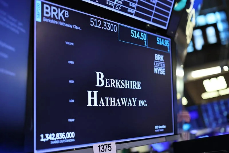 3 stocks Warren Buffett’s Berkshire Hathaway is selling — and 2 stocks it’s buying