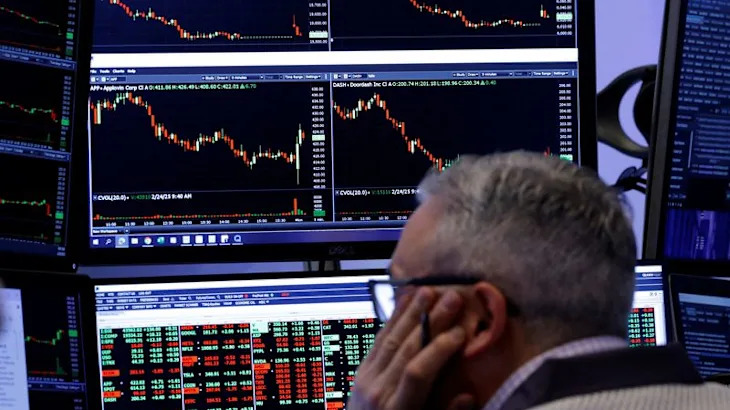 US stocks gain, gold hovers near all-time high as Russia-Ukraine talks in view