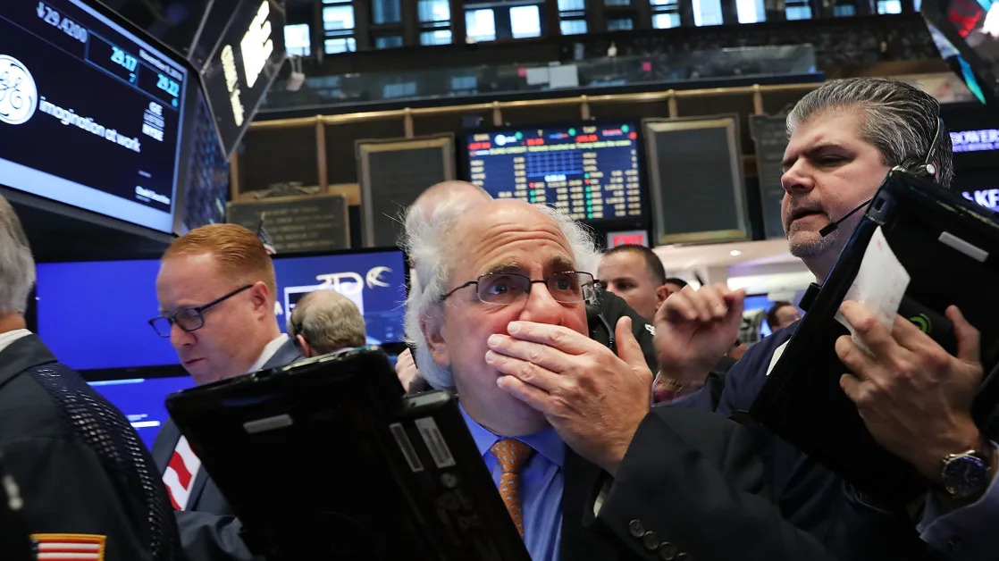 There are 2 looming risks that could spark a serious correction for the stock market, Moody’s chief economist says