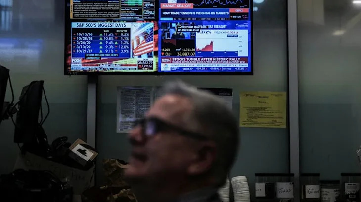 Janus Henderson says investors should cut down exposure to stocks as recession looms