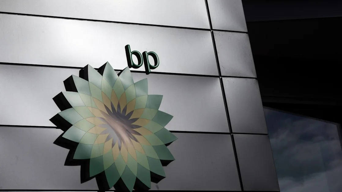 Shell Is Studying Merits of BP Deal as Rival’s Stock Slumps
