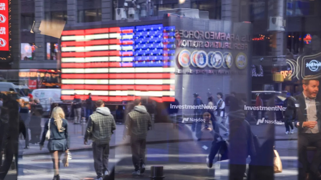 JPMorgan Strategists Say US Stocks Overplay Recession Risk
