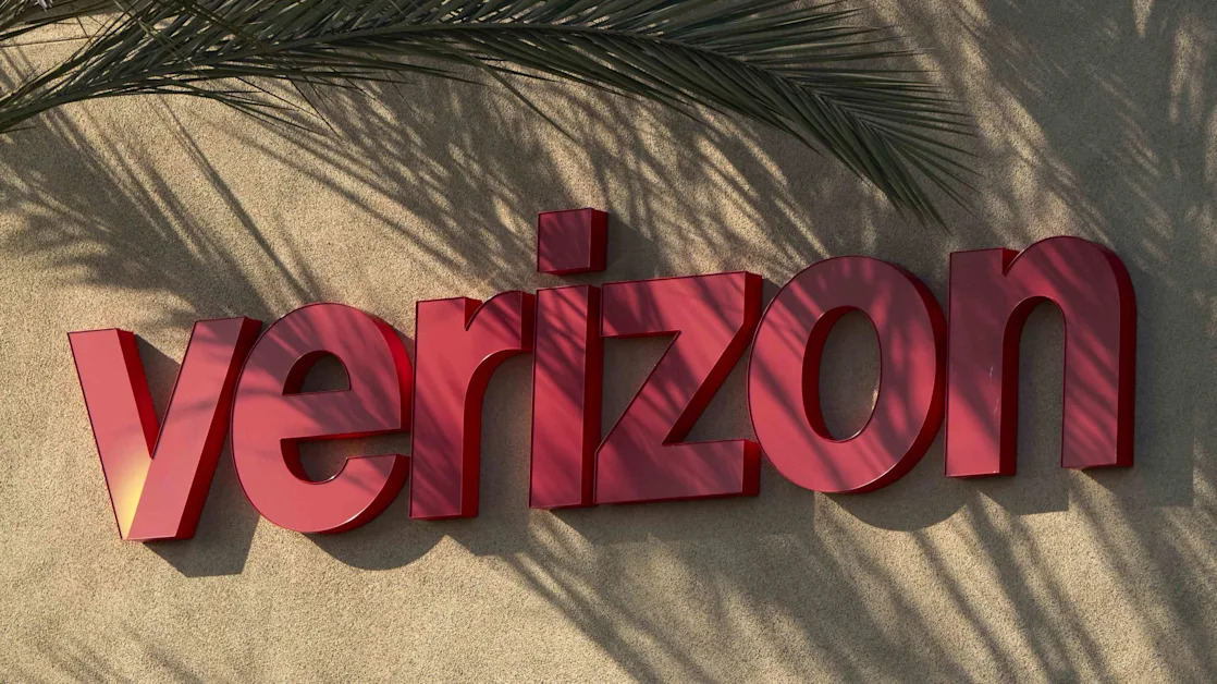 Verizon Stock Sinks as Phone Subscriber Losses Exceed Forecasts
