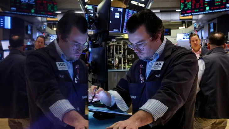 US stocks tread water in thin trade, benchmark US yield backs off new high
