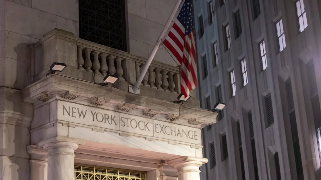 S&P 500 snaps 9-session winning streak, closes down 0.6%