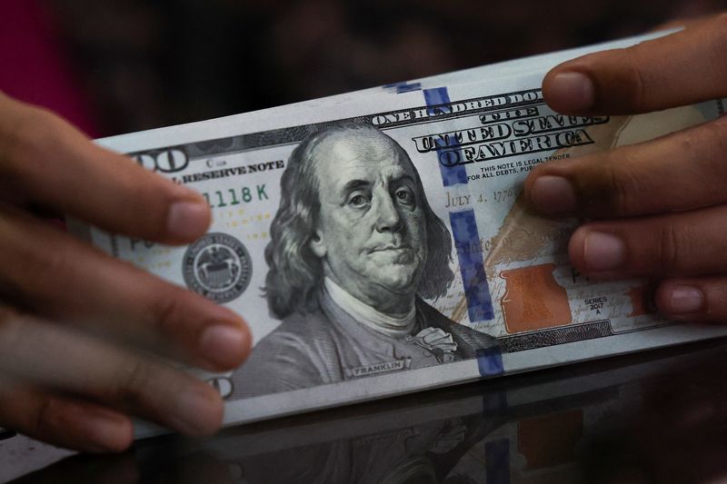 Dollar Tumbled as Traders Eye Trump-Xi Deal and Rate Cuts