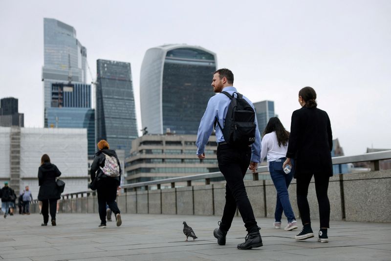 UK Firms Expect 3% Pay Rises Amid AI Job Threats and Budget Worries