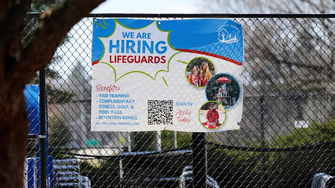 US filings for jobless benefits inch up as labor market remains strong despite fears of downturn