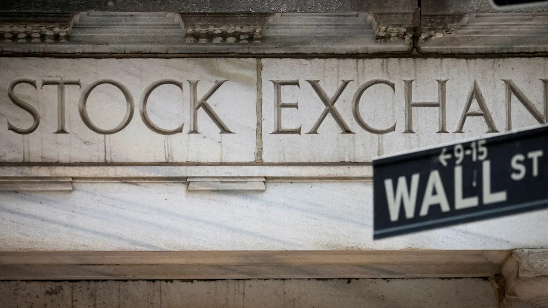 US stocks tumble, dollar weakens after Trump unveils sweeping tariffs