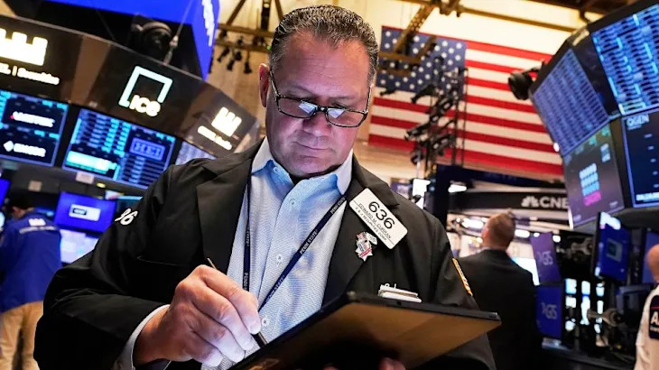 S&P 500 snaps its longest winning streak in 20 years as tariff uncertainty weighs on markets