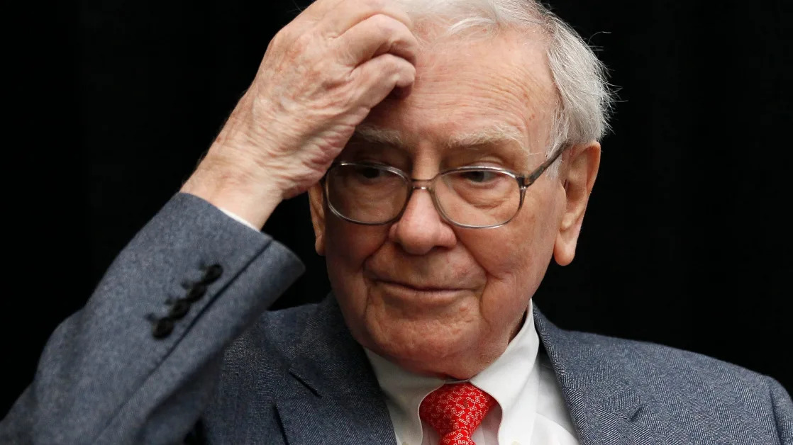 Warren Buffett tells people to buy an S&P 500 index fund. A celebrity tech investor says they face a ‘rude awakening.’