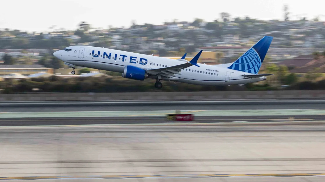 United Airlines Stock Rises as Airline Raises Credit Card, Club Access Fees