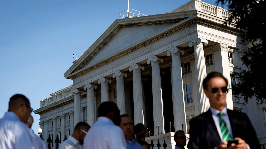 US Treasuries Slide as Solid Jobs Market Gives Fed Room on Rates