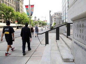 Canada Businesses, Consumers Predict Economic Slowdown