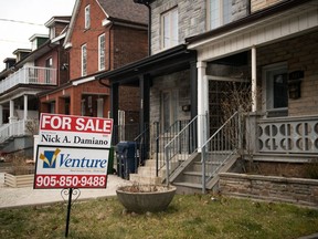 Stocks Surge, Boosting Canadian Wealth as Real Estate Falls
